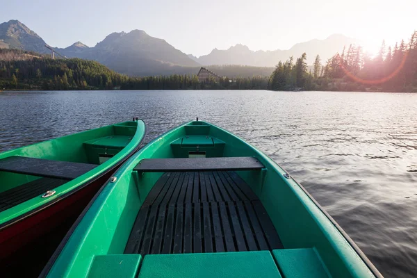 Barcos de madera en el lago de montaña —  Fotos de Stock