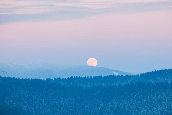 Lua cheia subindo durante o inverno Smoky Mountains — Fotografia de Stock