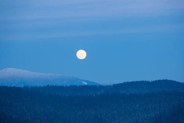 Lua cheia subindo durante o inverno Smoky Mountains — Fotografia de Stock