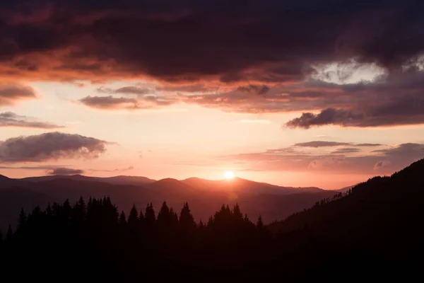 Rauchiger Bergrücken bei Sonnenaufgang — Stockfoto