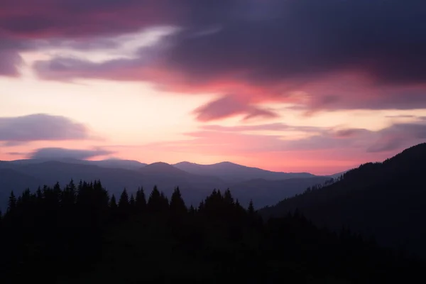 Montanhas fumegantes cume ao nascer do sol — Fotografia de Stock