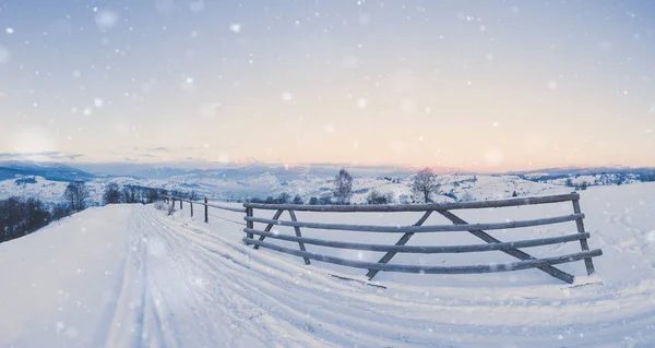 冬天白雪皑皑的山乡村景观 — 图库照片