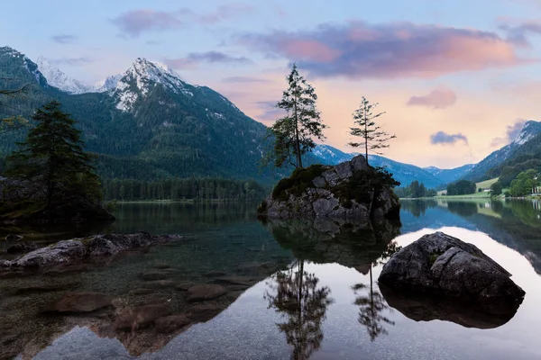 Lago alpino de montaña al amanecer nublado y colorido —  Fotos de Stock