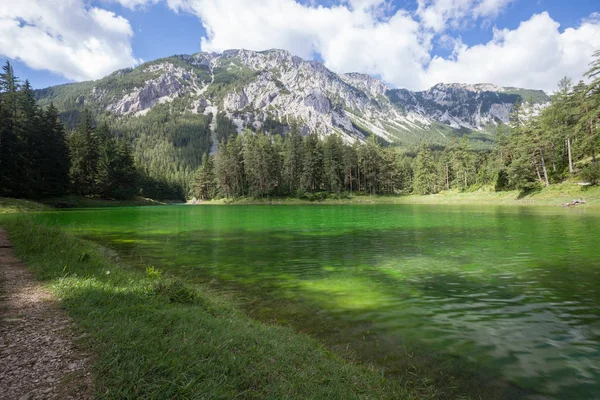 Jezioro alpejskie nad zielony — Zdjęcie stockowe