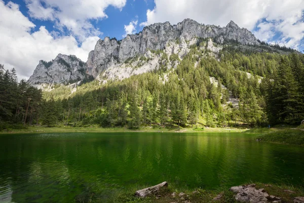 Alpské mountaine zelené jezero — Stock fotografie