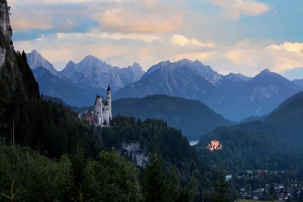 Det berömda slottet Neuschwanstein i solnedgången — Stockfoto