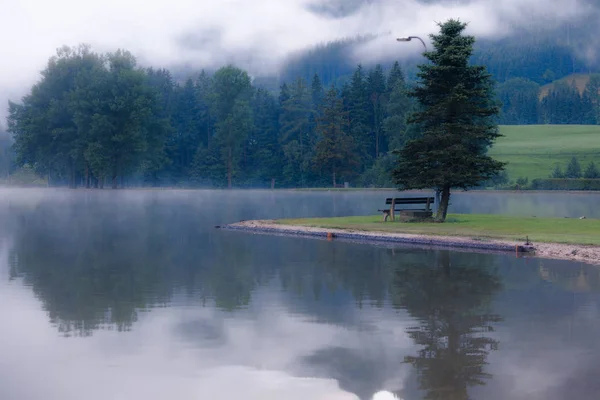 Lago na manhã nebulosa tempo nebuloso — Fotografia de Stock