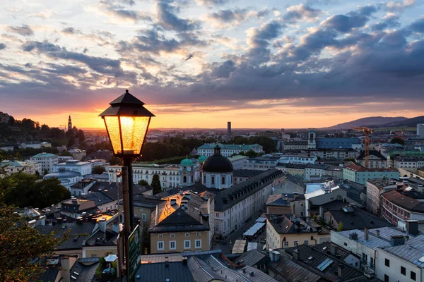 Salzbourg vieille ville coucher de soleil panorama — Photo