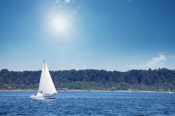 Regaty jachtów na jeziorze w słoneczny dzień — Zdjęcie stockowe
