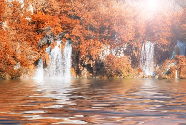 Cores bonitas queda floresta cachoeira e lago — Fotografia de Stock