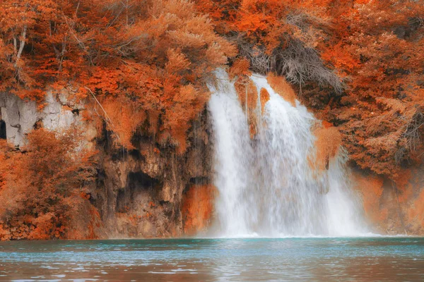 Beautiful fall colors forest waterfall and lake — Stock Photo, Image