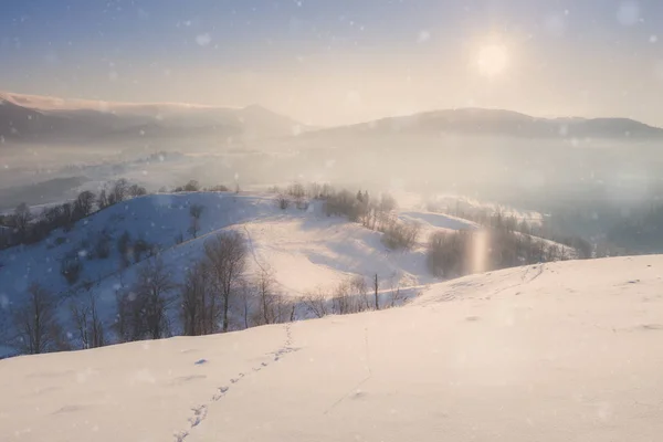 Winter Berg schneebedeckt ländlichen Sonnenaufgang Landschaft — Stockfoto