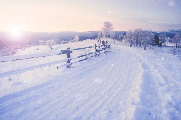 Invierno montaña nevada rural amanecer paisaje —  Fotos de Stock