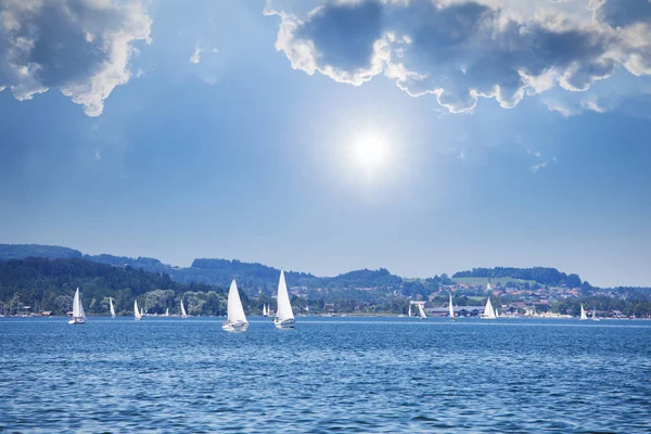 Jacht regatta op het meer op een zonnige dag — Stockfoto