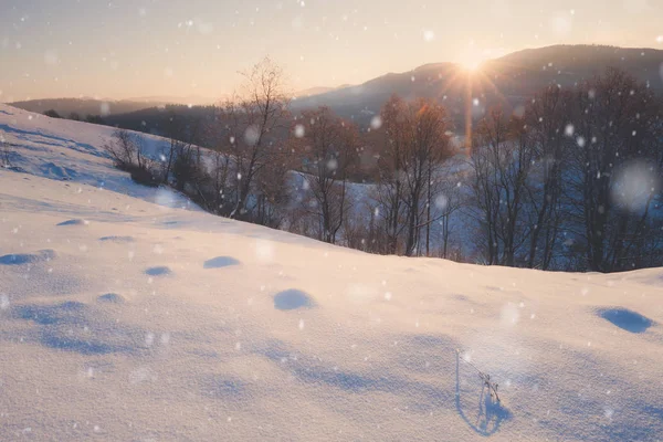 Zimní horské krajině zasněženého venkova sunrise — Stock fotografie