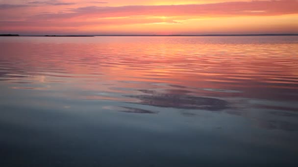 Surface de l'eau des vagues océaniques avec réflexion du soleil levant — Video