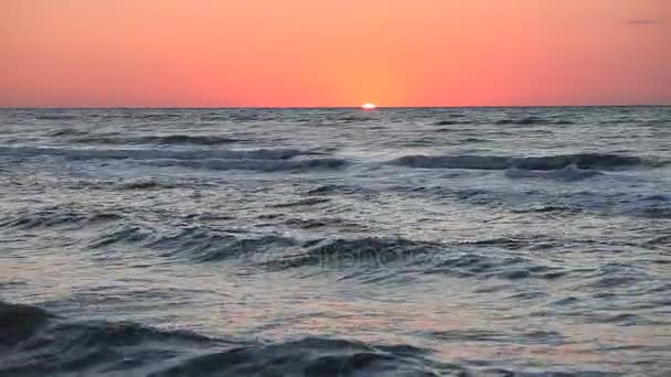 Ocean wave water surface with rising sun reflection — Stock Video