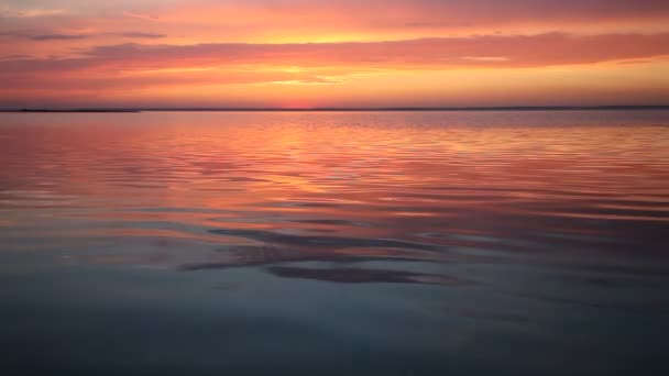 Ocean wave water surface with rising sun reflection — Stock Video