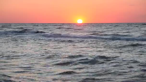 Lautan gelombang permukaan air dengan matahari terbit refleksi — Stok Video
