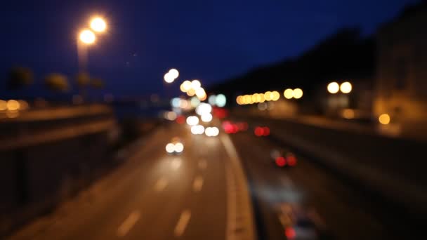 Nacht snelweg verkeerslichten in de stad — Stockvideo