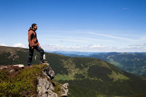 Чоловік стоїть на вершині гори і дивиться на горизонт — стокове фото