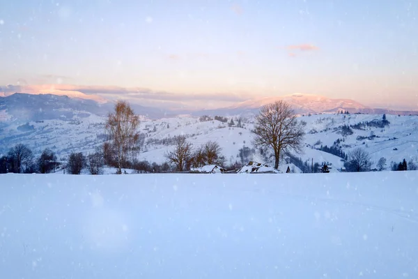 Vackra vinter snöiga alpina bergslandskap — Stockfoto