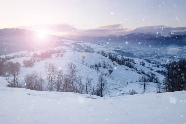 Hermoso invierno montaña nevado paisaje alpino —  Fotos de Stock