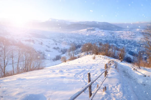 美丽的冬天白雪皑皑的山高山景观 — 图库照片