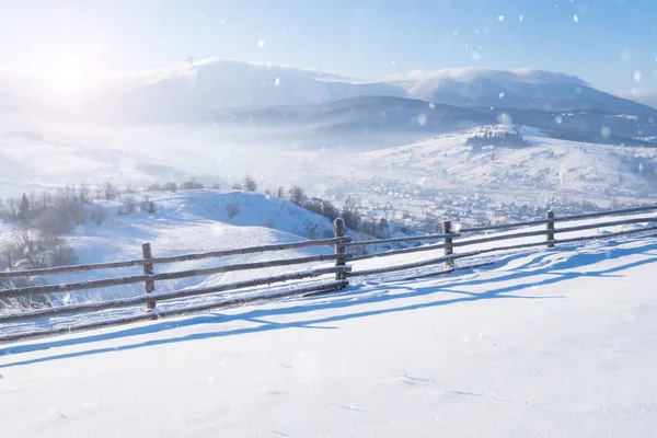 Hermoso invierno montaña nevado paisaje alpino —  Fotos de Stock