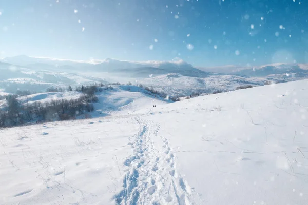 Schöne Winter Berg schneebedeckten alpinen Landschaft — Stockfoto