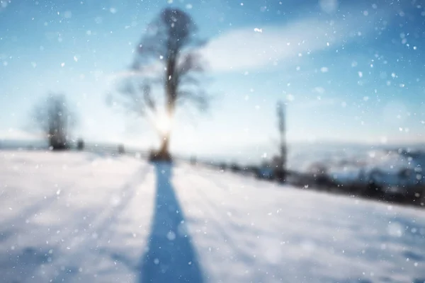 Astratto sfondo sfocato di bella montagna invernale innevata a — Foto Stock