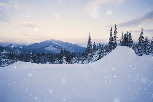 Vackra vinter alpina berg snöiga kullar — Stockfoto
