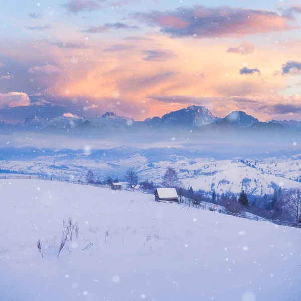 Hermosas montañas alpinas de invierno colinas nevadas — Foto de Stock
