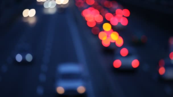 Fondo desenfocado con luces de ciudad desenfocadas borrosas y tráfico de autos — Vídeo de stock