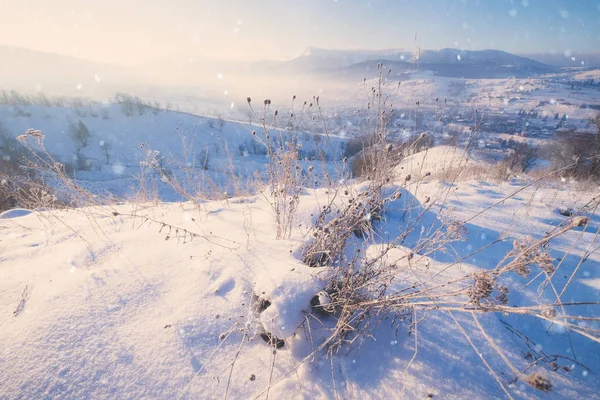 Hermoso invierno montaña nevado paisaje alpino —  Fotos de Stock