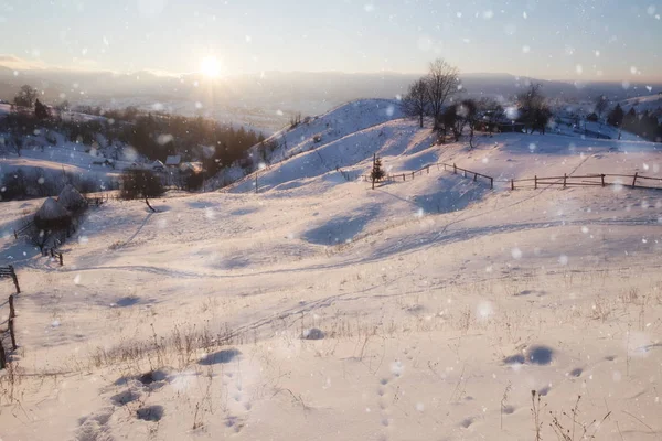 美丽的冬天白雪皑皑的山高山景观 — 图库照片