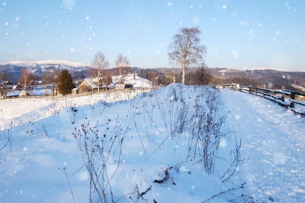 美丽的冬天白雪皑皑的山高山景观 — 图库照片