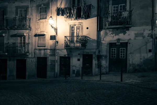 夜に古いヨーロッパの通り — ストック写真