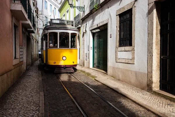 Tram giallo tradizionale nelle vecchie strade — Foto Stock