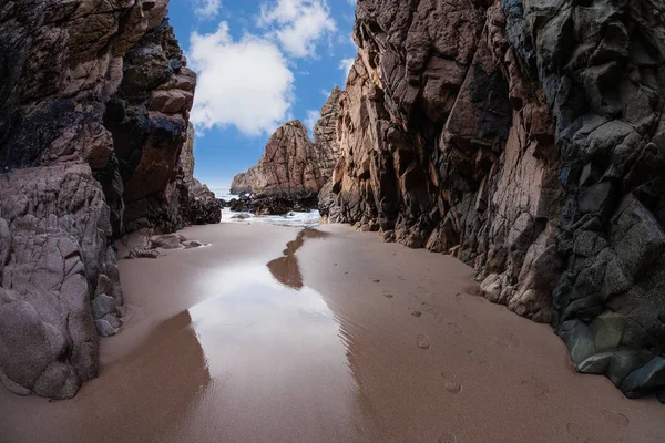 Bella costa rocciosa dell'Oceano Atlantico — Foto Stock