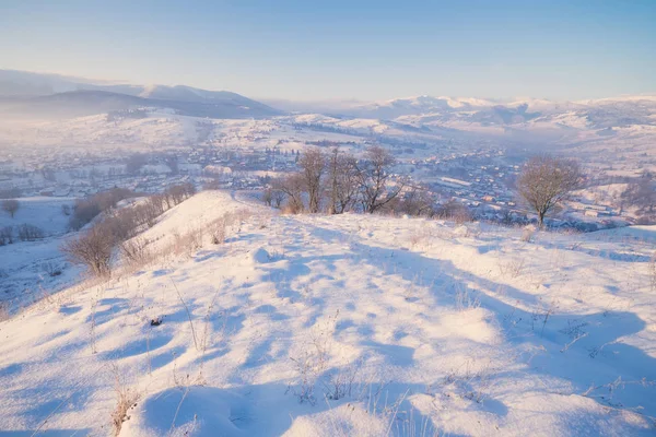 Bellissimo paesaggio alpino innevato invernale — Foto Stock