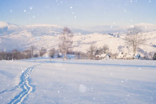 Vackra vinter snöiga alpina bergslandskap — Stockfoto