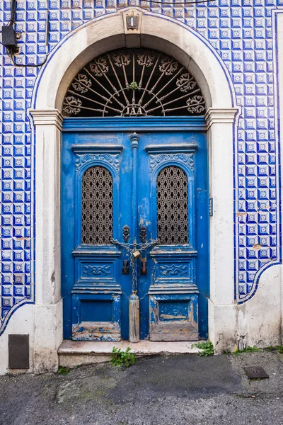 Grunge ściany i drzwi w starego miasta ulica — Zdjęcie stockowe