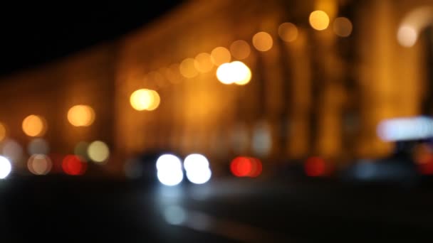 Fond flou avec une voiture floue et la lumière de la ville — Video