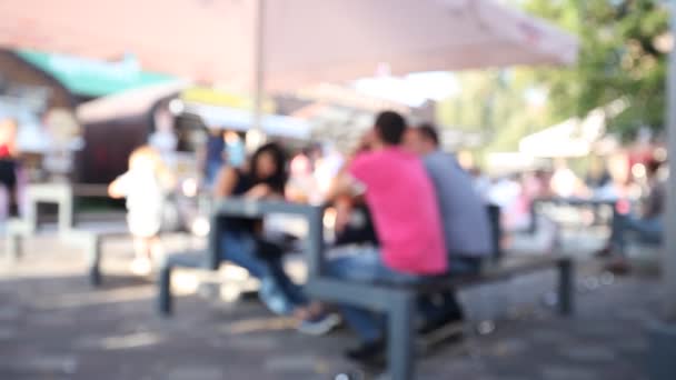 Jóvenes desenfocados comiendo comida rápida al aire libre — Vídeo de stock
