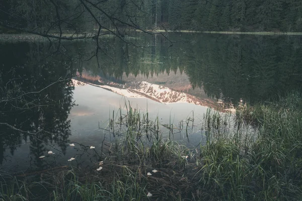 Foto de estilo vintage de lago de montaña brumoso —  Fotos de Stock