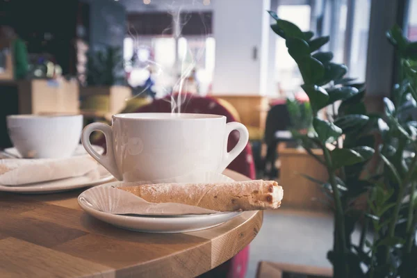 Witte kop koffie in het café-interieur — Stockfoto