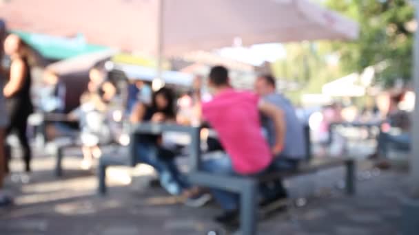 Молоді Люди Їдять Фаст Фуди Відкритому Повітрі Вуличний Продовольчий Суд — стокове відео
