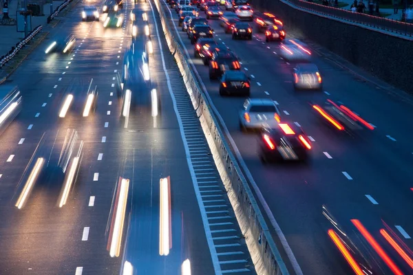 Araba trafik lambasından gece şehir — Stok fotoğraf