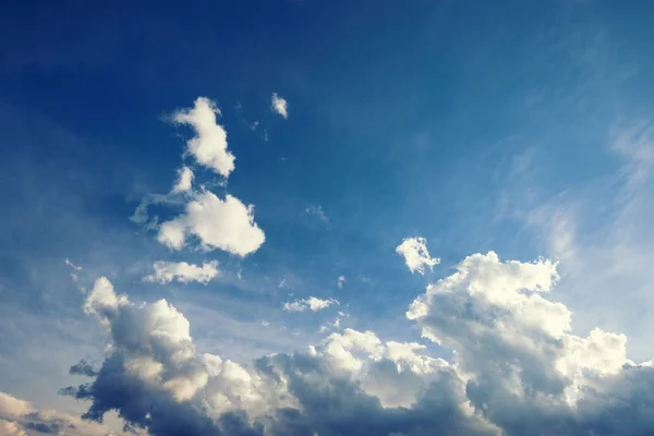 Cielo blu con nuvole astratto natura sfondo — Foto Stock